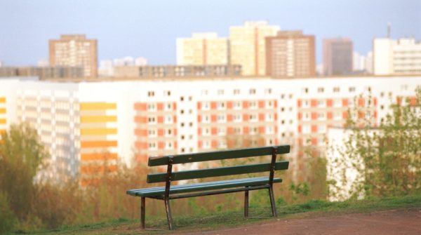Parkbank mit Blick auf die Wohnsiedlung in Berlin-Hohensch&ouml;nhausen