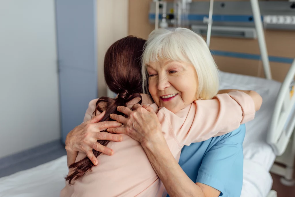 Liebevolle Umarmung einer pflegebed&uuml;rftigen Seniorin, die Unterst&uuml;tzung durch den Elternunterhalt erf&auml;hrt.