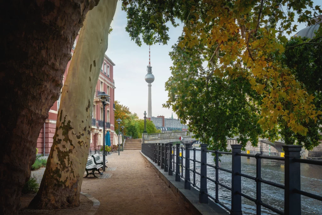 Spazierweg am Spreeufer f&uuml;r die Pflegeberatung Berlin-Hohensch&ouml;nhausen mit Blick auf Parkb&auml;nke und den Fernsehturm