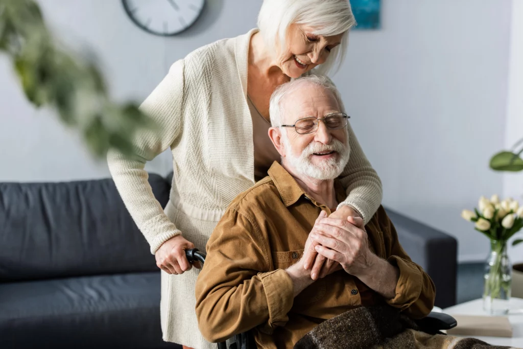 Liebevolle Betreuung eines Seniors im Rollstuhl f&uuml;r die Verhinderungspflege Berlin-K&ouml;penick in h&auml;uslicher Umgebung.